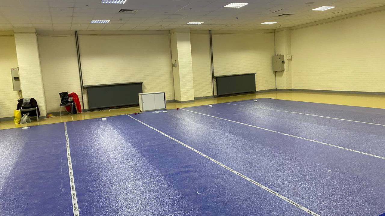 Вот тут вот на синеньком полу будет стенд стриминоговой тусо